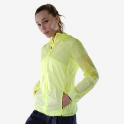 Quechua Veste Coupe Vent Ultra Légère De Randonnée Rapide Femme FH 500 Hélium Wind Jaune -Quechua Promos Magasin veste coupe vent ultra legere de randonnee rapide femme fh 500 helium wind jaune 2